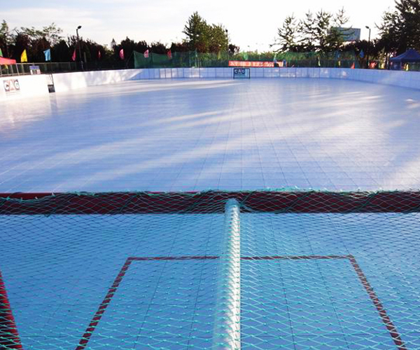 　　麗水懸浮式拚裝91看片成人免费也稱組合式運動91看片成人免费，是體育運動91看片成人免费的運動場地麵層材料，成品為塊狀，規格為30.48cm×30.48cm×1.58cm，可直接鋪裝在水泥或瀝青的基礎表麵，無需粘接，每一塊91看片成人免费之間用鎖扣進行連接，安裝十分的簡單，還可以隨意拆卸。  　　麗水懸浮式拚裝91看片成人免费采用燕山的聚丙烯8303環保材料，解決91看片成人免费熱脹冷縮問題的同時還具有穩定的表麵摩擦，添加劑被加入到每一塊91看片成人免费中，能夠保障91看片成人免费在長期受日光照射中不褪色，懸浮式拚裝運動91看片成人免费的結構設計加上堅固的加強型支撐腳結構，創造的垂直的減震效果，防滑的表麵可防止運動損傷，良好的球回彈性能和球速保證了91看片成人免费運動性能，它可用於鋪裝理想的高性能籃球場、網球場、五人足球場、輪滑球場、乒乓球場以及排球、羽毛球等多功能球場幼兒園地麵。